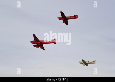 DH88 Comet volant en formation avec 2 Percival Goélands cendrés à l'ancien directeur de l'aérodrome Banque D'Images