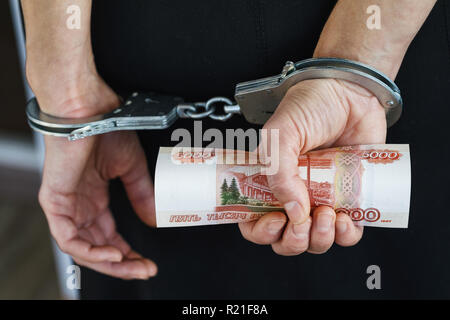 Les mains dans les menottes derrière, maintenant cinq mille roubles. Concept de la corruption Banque D'Images