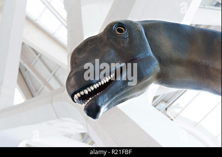 Une taille de la vie brontysaurus au Musée des sciences de dinosaures à l'Arts des Sciences, Valence, Espagne. Banque D'Images