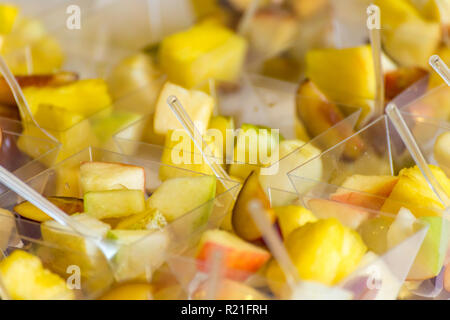 La Salade de fruits dans des verres en plastique Banque D'Images