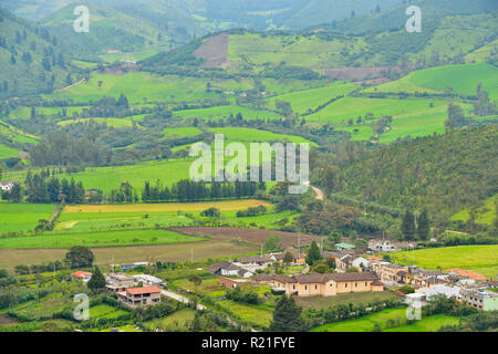 Aperçu de la ville de Nono avec vallée à partir d'un point de vue élevé, Nono, Pichincha, Equateur Banque D'Images