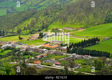 Aperçu de la ville de Nono avec vallée à partir d'un point de vue élevé, Nono, Pichincha, Equateur Banque D'Images