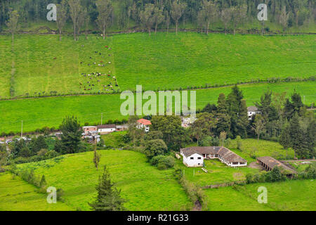 Aperçu de la ville de Nono avec vallée à partir d'un point de vue élevé, Nono, Pichincha, Equateur Banque D'Images