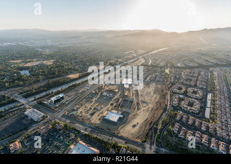 Vue aérienne d'après-midi de shopping centre de la construction, de l'établissement Rinaldi Street et l'autoroute 118 dans le quartier de Porter ranch de Los Angeles, Californie. Banque D'Images