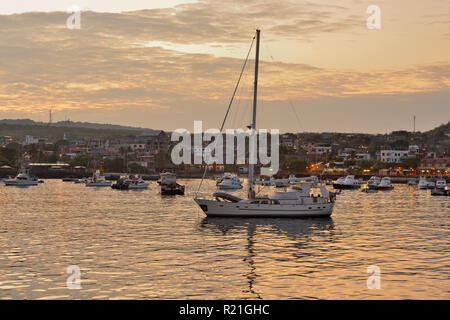 Dawn skies et ancrées dans l'épave, la baie de Puerto Baquerizo Moreno, Équateur, l'île San Cristobal Banque D'Images