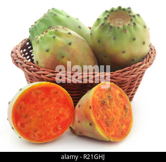 Le figuier de barbarie dans un panier sur fond blanc Banque D'Images