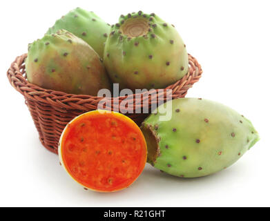 Le figuier de barbarie dans un panier sur fond blanc Banque D'Images