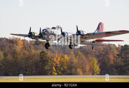 MONROE, NC (USA) - 10 novembre 2018 : A B-17 'Flying Fortress' bomber décolle d'une piste à l'Warbirds sur Monroe Air Show. Banque D'Images