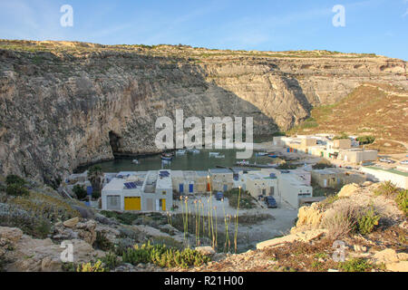 Mer Intérieure Divesite vue près de fenêtre d'azur sur l'île de Gozo, Malte. Ombre et lumière au coucher du soleil Banque D'Images