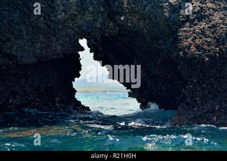 La Couronne du diable d'une panga- grotte marine, le parc national des Îles Galapagos, l'île de Floreana, Equateur Banque D'Images