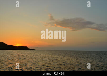 Coucher de soleil sur l'Île Floreana, Galapagos Islands National Park, l'île de Floreana, Equateur Banque D'Images