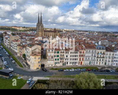 Panorama de l'antenne de Bayonne France en Pays Basque avec une cathédrale gothique médiéval, maisons colorées et les ponts, les murs de la ville et de la forteresse de Vauban Banque D'Images