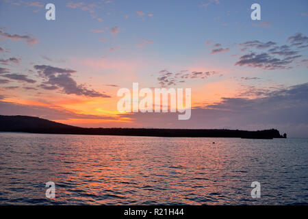 Coucher de soleil sur l'île d'Espanola, parc national des Îles Galapagos, l'île Espanola (Hood), Gardner Bay, Equateur Banque D'Images