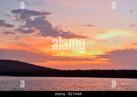 Coucher de soleil sur l'île d'Espanola, parc national des Îles Galapagos, l'île Espanola (Hood), Gardner Bay, Equateur Banque D'Images