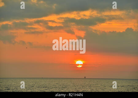 Coucher de soleil sur l'Océan Pacifique , le parc national des Îles Galapagos, l'Équateur, l'île San Cristobal Banque D'Images