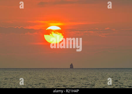 Coucher de soleil sur l'océan Pacifique avec une île lointaine, le parc national des Îles Galapagos, l'Équateur, l'île San Cristobal Banque D'Images