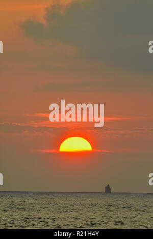 Coucher de soleil sur l'océan Pacifique avec une île lointaine, le parc national des Îles Galapagos, l'Équateur, l'île San Cristobal Banque D'Images