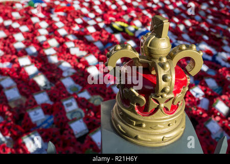 Les nombreuses gerbes au Centotaph 2 gauche deux jours après, le Dimanche du souvenir commémorant le 100e anniversaire de l'armistice de la PREMIÈRE GUERRE MONDIALE, le 13 novembre 2018, à Londres, en Angleterre. Banque D'Images