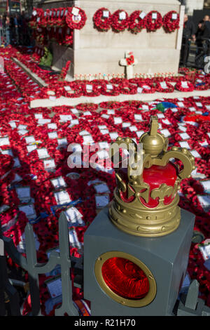 Les nombreuses gerbes au Centotaph 2 gauche deux jours après, le Dimanche du souvenir commémorant le 100e anniversaire de l'armistice de la PREMIÈRE GUERRE MONDIALE, le 13 novembre 2018, à Londres, en Angleterre. Banque D'Images