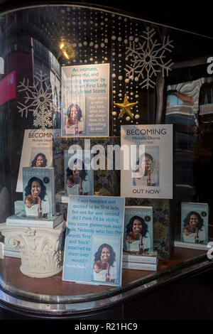 Une exposition de livres dans la fenêtre de Waterstones dans Piccadilly, pour le succès attendu avec impatience, "Devenir" par l'ancienne Première Dame des Etats-Unis, Michelle Obama, avant sa publicité tournée au Royaume-Uni, le 13 novembre 2018, à Londres, en Angleterre. Banque D'Images