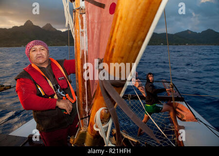 Navigateur maître à bord du Patai Peia Marumaru Atua, Voile de Rarotonga aux îles Cook. Banque D'Images