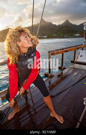 Au travail de l'équipage à bord du Marumaru Atua, une moderne de 22 mètres "vaka" construit dans le style traditionnel polynésien de trans-océanique voyageant des navires. Banque D'Images