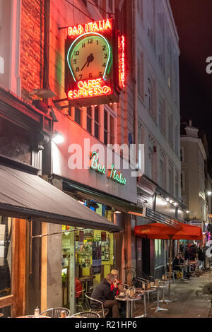 L'Angleterre,Londres,Soho,Frith Street- Bar Italia, la nuit Banque D'Images