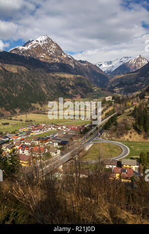 Hintereggkogel Ochsenbug sur neige et des pics de montagne dans station de ski à Kirchberg in Tirol, Autriche, journée ensoleillée Banque D'Images