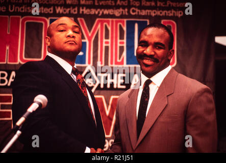 Evander Holyfield et George Foreman lors d'une conférence de presse à Atlanta en 1991 annonçant son match contre George Foreman. Holyfield est un ancien boxeur qui a participé de 1984 à 2011. Il régna comme le champion incontesté au cruiserweight à la fin des années 80 et à imposer dans le début des années 1990, et reste le seul boxeur de l'histoire à remporter le championnat incontesté dans deux catégories de poids. Surnommé 'la vraie affaire", Holyfield est le seul quatre-fois World Heavyweight Champion, après avoir mené les unified WBA, WBC et IBF Titres de 1990 à 1992. Banque D'Images