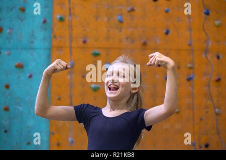 Fun Bouldering Peu Drole Jeune Fille Contre Le Mur Pour L Escalade Photo Stock Alamy