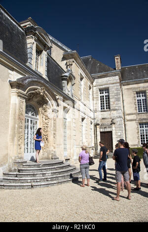 Un guide raconte les visiteurs sur Château de Cirey (Château de Cirey) à Cirey-sur-Blaise, Haute-Marne, accueil à l'écrivain Voltaire de 1734 à 1749. Banque D'Images