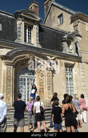 Un guide raconte les visiteurs sur Château de Cirey (Château de Cirey) à Cirey-sur-Blaise, Haute-Marne, accueil à l'écrivain Voltaire de 1734 à 1749. Banque D'Images