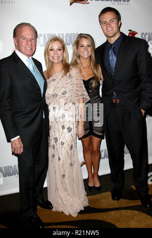 NEW YORK, NY - 15 novembre : Frank Gifford, Kathie Lee Gifford, Cassidy Gifford et Cody Gifford assister à la 'Scandalous' Broadway Opening Night' After Party à Copacabana le 15 novembre 2012 à New York. (Photo par Steve Mack/S.D. Mack Photos) Banque D'Images