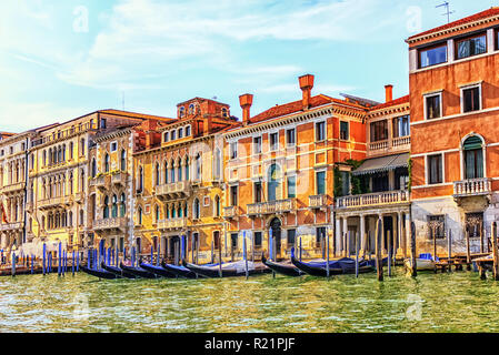 Palais sur la rive du Grand Canal et les gondoles à Venise louer Banque D'Images