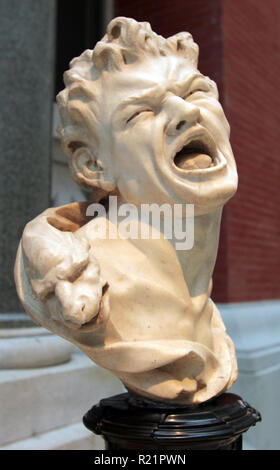 Un buste en marbre très dramatique montrant un homme est criant dans le Metropolitan Museum of Art de New York. Banque D'Images