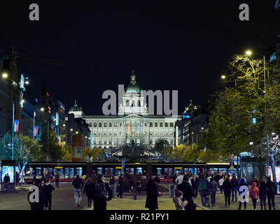 Prague, République tchèque - Nov 02, 2018 personnes à pied de la Place Venceslas par nuit tandis que les transports publics tram traversent la scène. Musée national à la b Banque D'Images