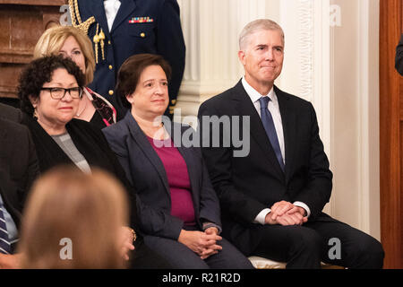 La Cour suprême Sonia Sotomayor, Elena Kagan et Neil Gorsuch à l'assermentation de Brett Kavanaugh comme associé de la Cour Suprême de Justice Banque D'Images