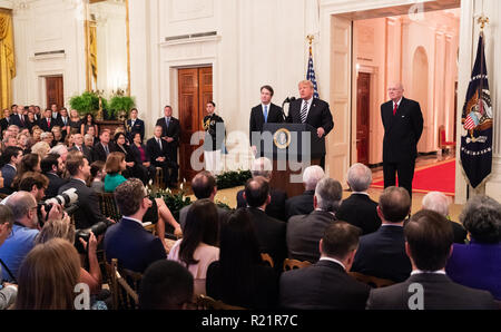 Le président Donald Trump, Brett Kavanaugh et ancien juge suprême Anthony Kennedy à l'assermentation de Brett Kavanaugh comme associé de la Justice e Banque D'Images