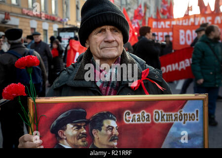 Moscou, Russie. 07Th Nov, 2018, des partisans du parti communistes se rassemblent pour célébrer le 101 anniversaire de la révolution bolchévique de 1917 à Moscou Banque D'Images
