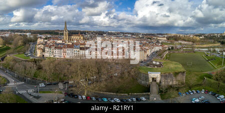 Panorama de l'antenne de Bayonne France en Pays Basque avec une cathédrale gothique médiéval, maisons colorées et les ponts, les murs de la ville et de la forteresse Banque D'Images