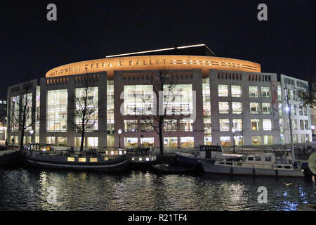 Le Stopera est un complexe à Amsterdam, Pays-Bas, le logement à la fois l'hôtel de ville d'Amsterdam et le Dutch National Ballet et d'opéra, l'opéra principal d'Amsterdam qui est à la maison de l'Opéra National Néerlandais, Dutch National Ballet et Holland Symfonia. Le bâtiment a été conçu par Wilhelm Holzbauer et Cees Dam. Le nom est une abréviation du mot de protestation 'Stop à l'Opéra' et pas un mot-valise de 'St'adhuis (néerlandais : 'hôtel de ville') et 'opera' comme on le dit souvent. Banque D'Images