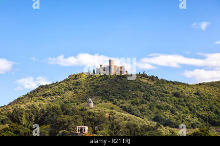 Collioure villa avec un moulin à vent en haut de la colline, Roussillon, côte Vermeille, Pyrenees Orientales, France Banque D'Images