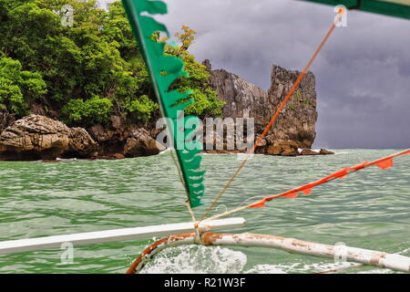 Outrigger fixée au centre d'une bangka bateau philippin-flotteur soutien latéral pour la stabilisation fixé à la coque principale. Loin de Sabang à Puerto Princesa Banque D'Images