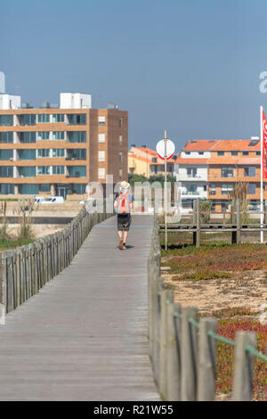 Leca da Palmeira/Porto/Portugal - 1004 2018 : avis de passage pour piétons, des voyages touristiques à pied tout seul, l'arrière-plan avec les bâtiments et le ciel, ciel bleu Banque D'Images