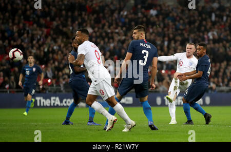 L'Angleterre de Wayne Rooney (2e à droite) a un tir au but lors de la match amical au stade de Wembley, Londres. Banque D'Images