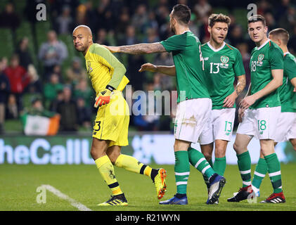 République d'Irlande est Darren Randolph est félicité par ses coéquipiers après avoir fait une sauvegarde au cours de l'International Friendly à l'Aviva Stadium de Dublin. Banque D'Images