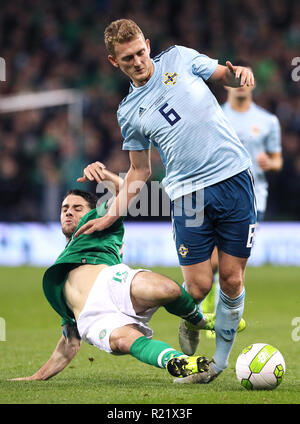 L'Irlande du Nord George Saville (à droite) et la République d'Irlande Robbie Brady bataille pour la balle durant le match amical à l'Aviva Stadium de Dublin. Banque D'Images