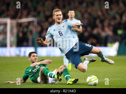 L'Irlande du Nord George Saville (à droite) et la République d'Irlande Robbie Brady bataille pour la balle durant le match amical à l'Aviva Stadium de Dublin. Banque D'Images