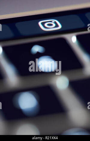 New York, USA - 15 novembre 2018 : logo Instagram sur le bouton de la barre tactile vue rapprochée Banque D'Images