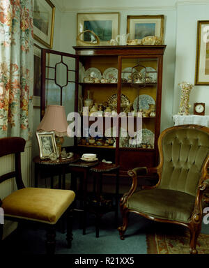 Avant de l'armoire en verre ancien salle à manger à l'ancienne Banque D'Images